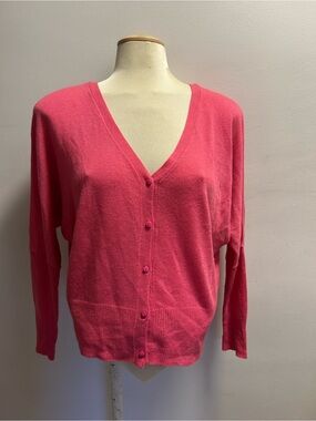 OAK & Ivy V-Neck Button down   Pink neck front and back.